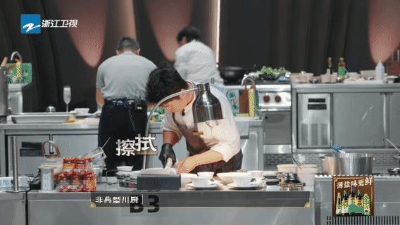 中餐混战川菜粤菜杀疯了百厨大战整场赛事看点不断，重油重香的川味美食，遇上清鲜淡