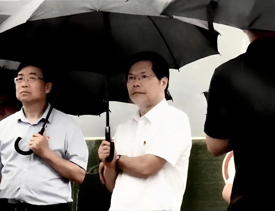 他从杭州而来，带着长三角城市治理的先进经验，引入了浙江与上海的先进经验，使郑州的