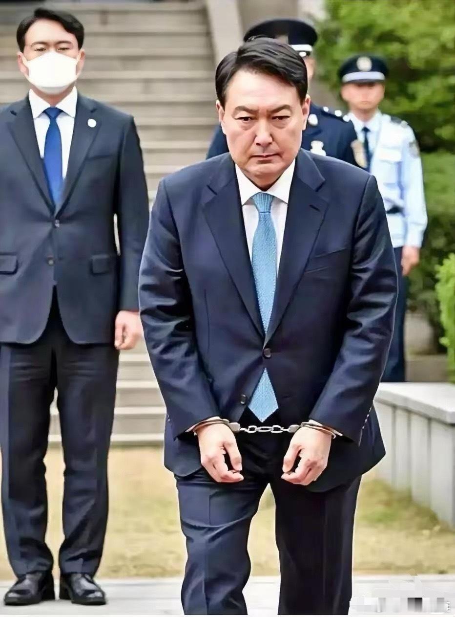 尹锡悦被重判无期徒刑，并不是因为反华或者朝韩危机，而是他破坏了韩国的政治体制，韩