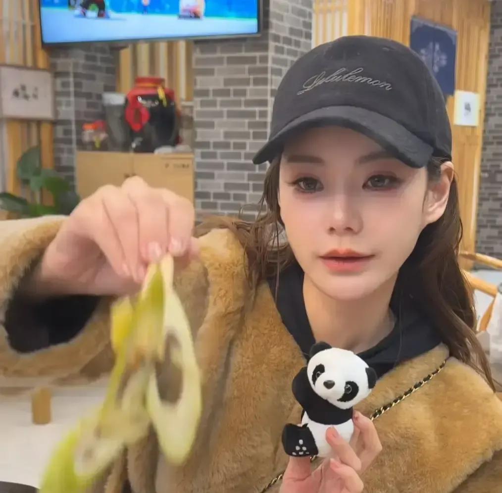 马筱梅挺着肚子还在直播间喊宝宝们下单，凌晨一点背景板都反光，弹幕刷孕妇早点睡，她