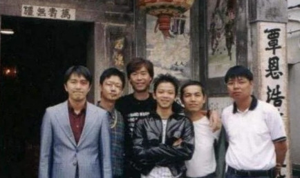 1998年，16岁的小混混林子善听说周星驰的《喜剧之王》剧组在招演员，立马跑了过