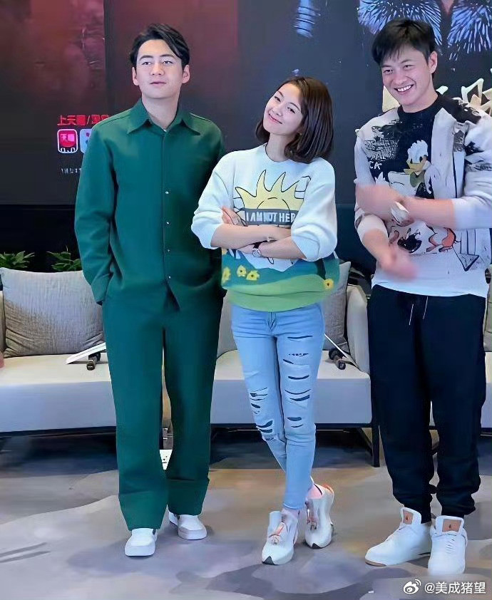 章子怡的姿势倾向已经很明显了！