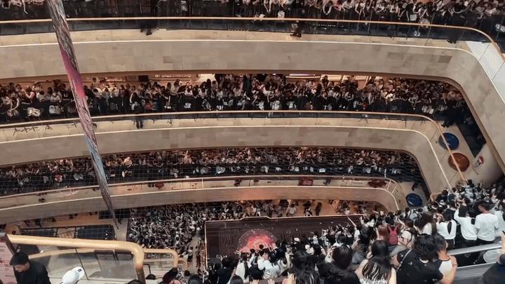 张凌赫、邓为线下活动人头，这现场[笑着哭]P1-3：张凌赫P4-6：邓为​​