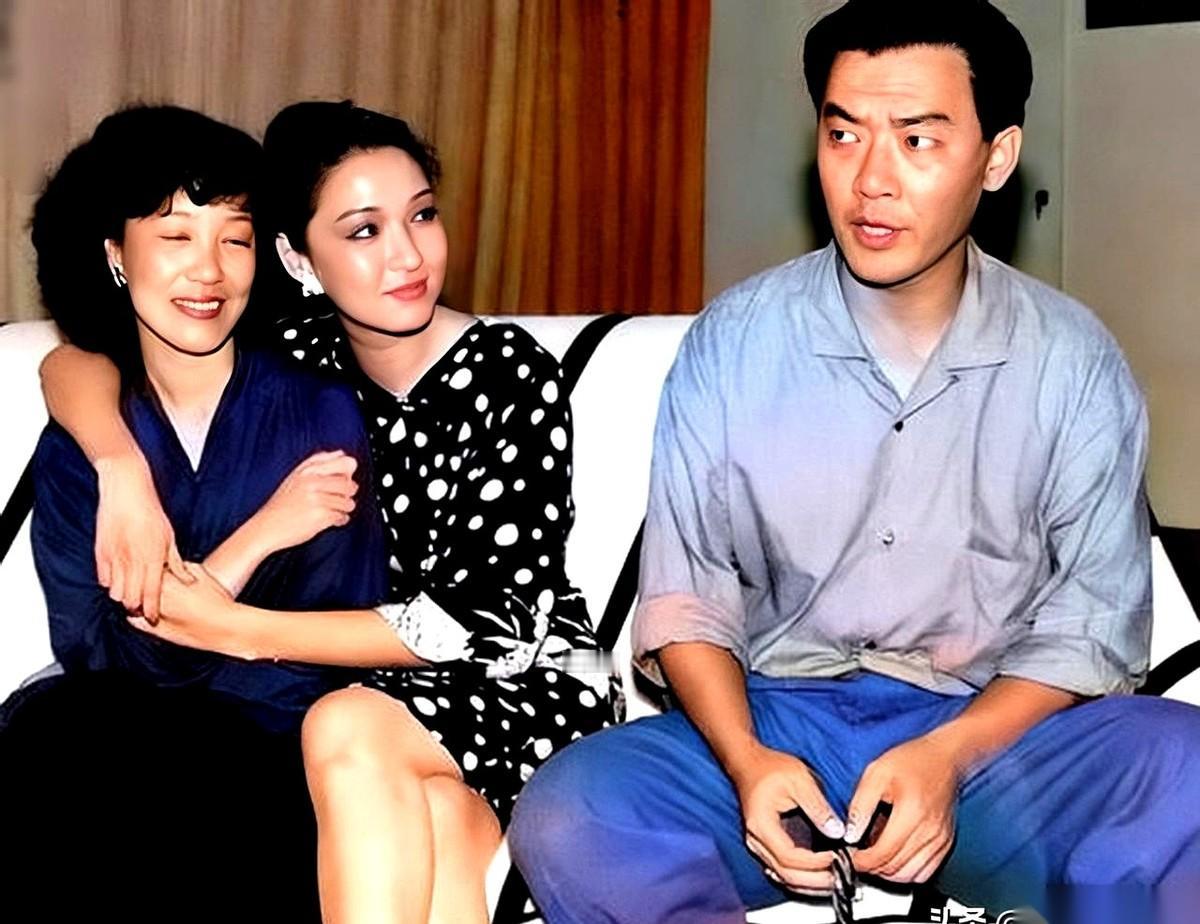 刷到这张老照片，我愣了三秒。胡因梦，三十四岁。李立群，三十五岁。一九八七年。