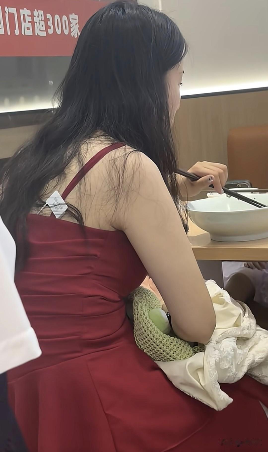 美女肯定很喜欢这件衣服，吊牌都舍不得摘！