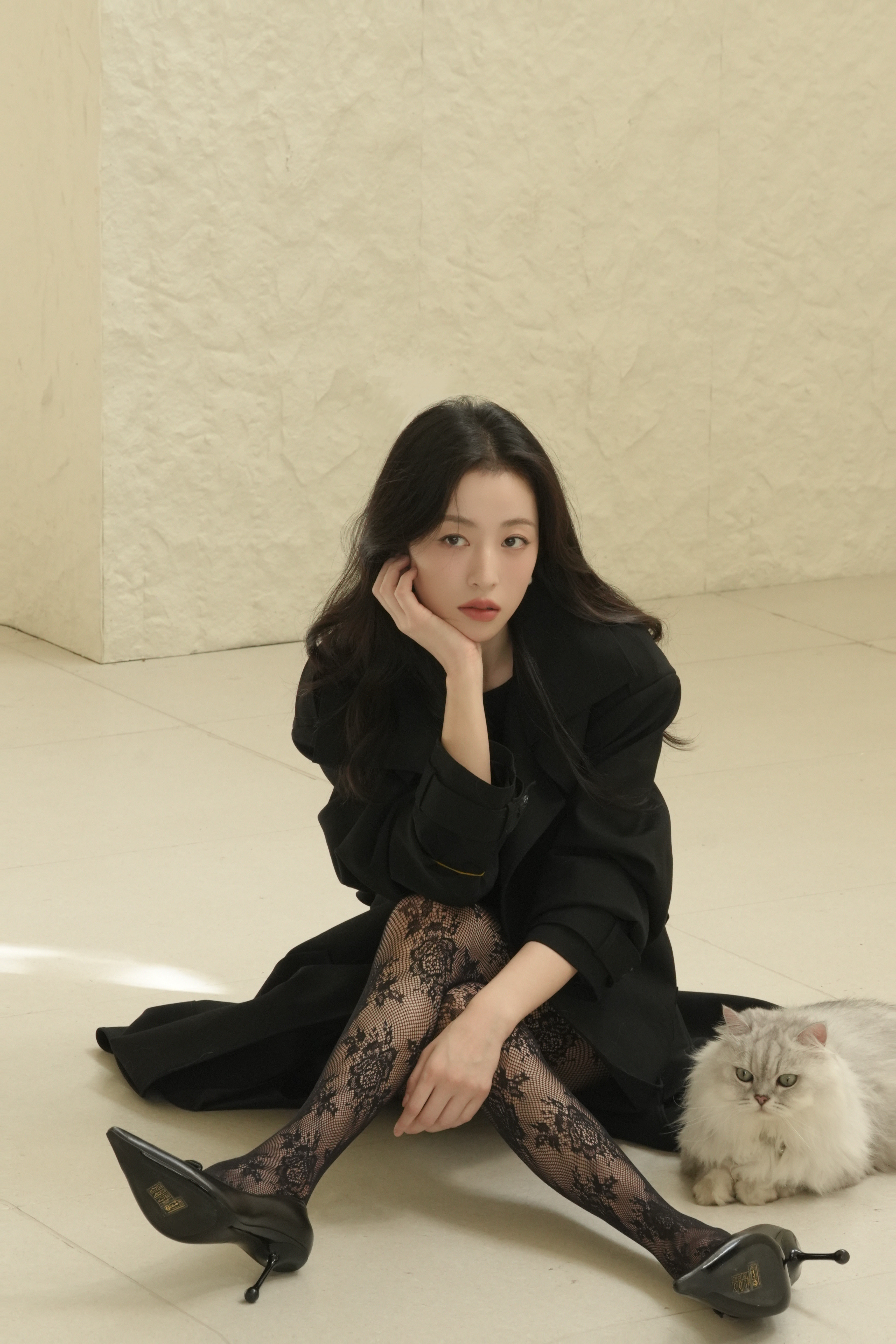 周雨彤软乎乎的黑针织裹着松弛感，百褶裙边蹭过肌理丝袜，搭扣皮鞋踩碎午后的轻闲