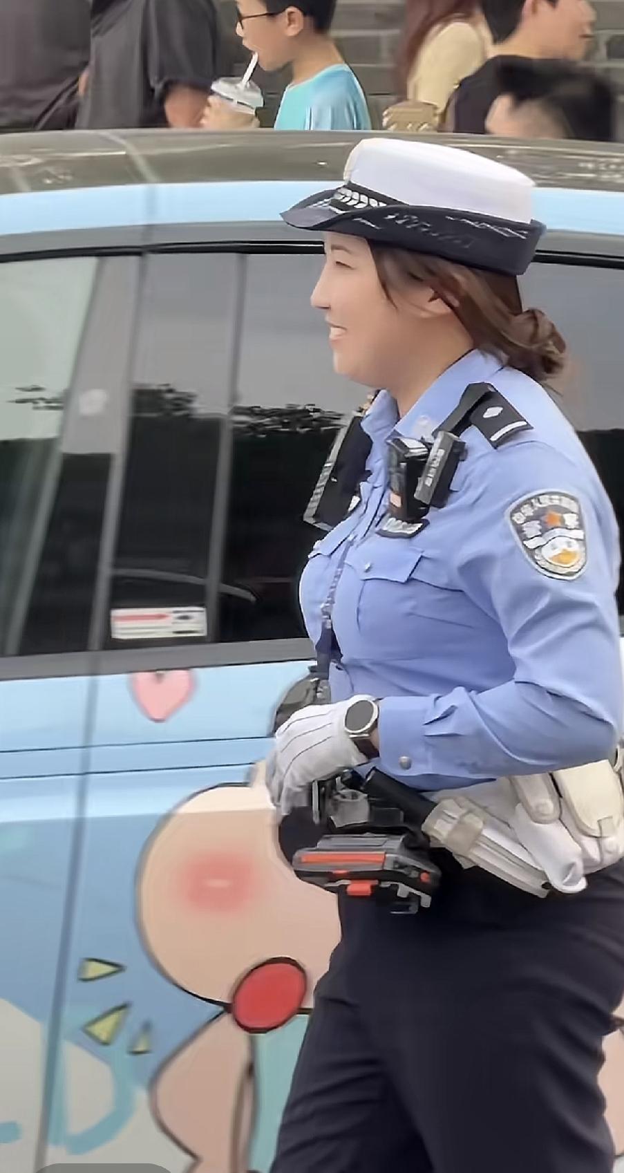 我儿子很喜欢这个姐姐，他说姐姐穿着这一身制服，非常的英姿飒爽，走在马路上引人注目