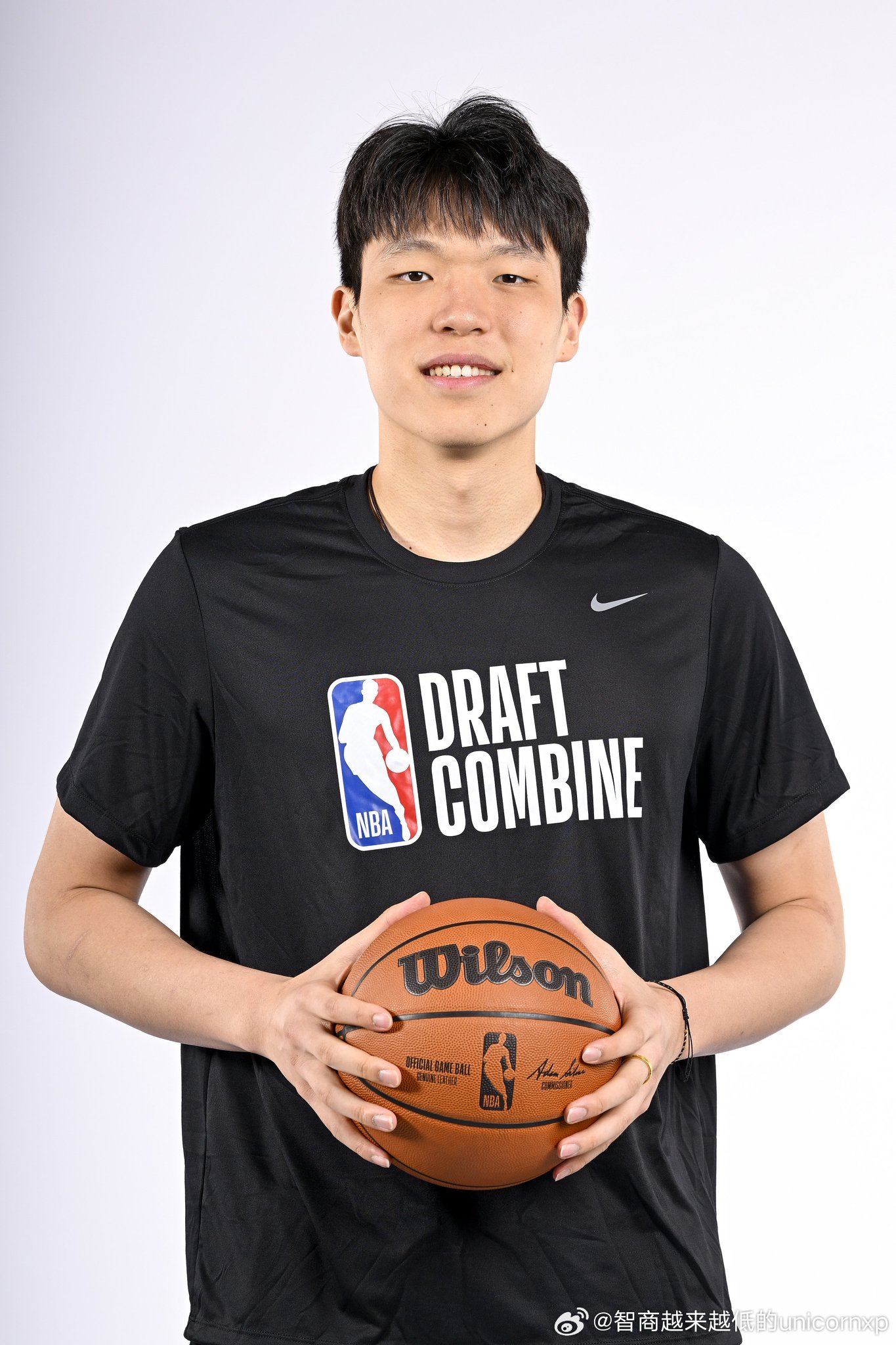杨瀚森联合试训体测数据裸高216公分，臂展220公分，体重252.6磅，站立摸高