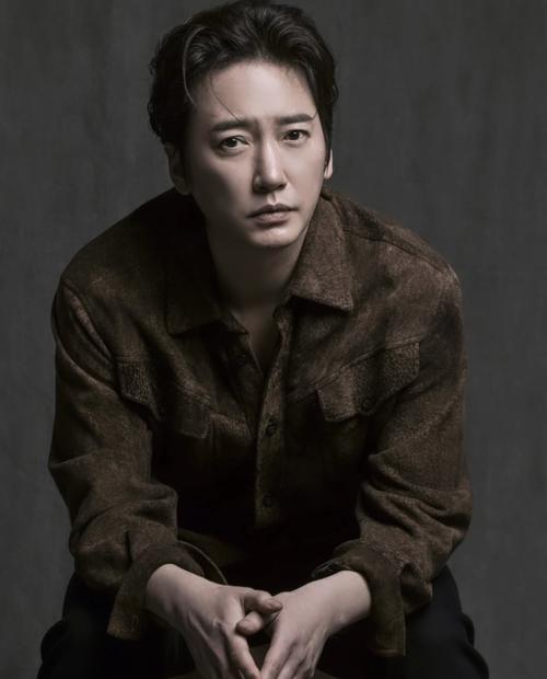 45岁，没成家，父母姐姐全走了。这得是多深的绝望？3月26号，演员李尚宝在家里悄