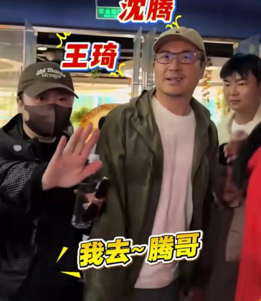 王琦终于听劝了。有网友在北京欢乐谷偶遇了沈腾一家，沈腾留着胡子，笑得一脸慈祥，