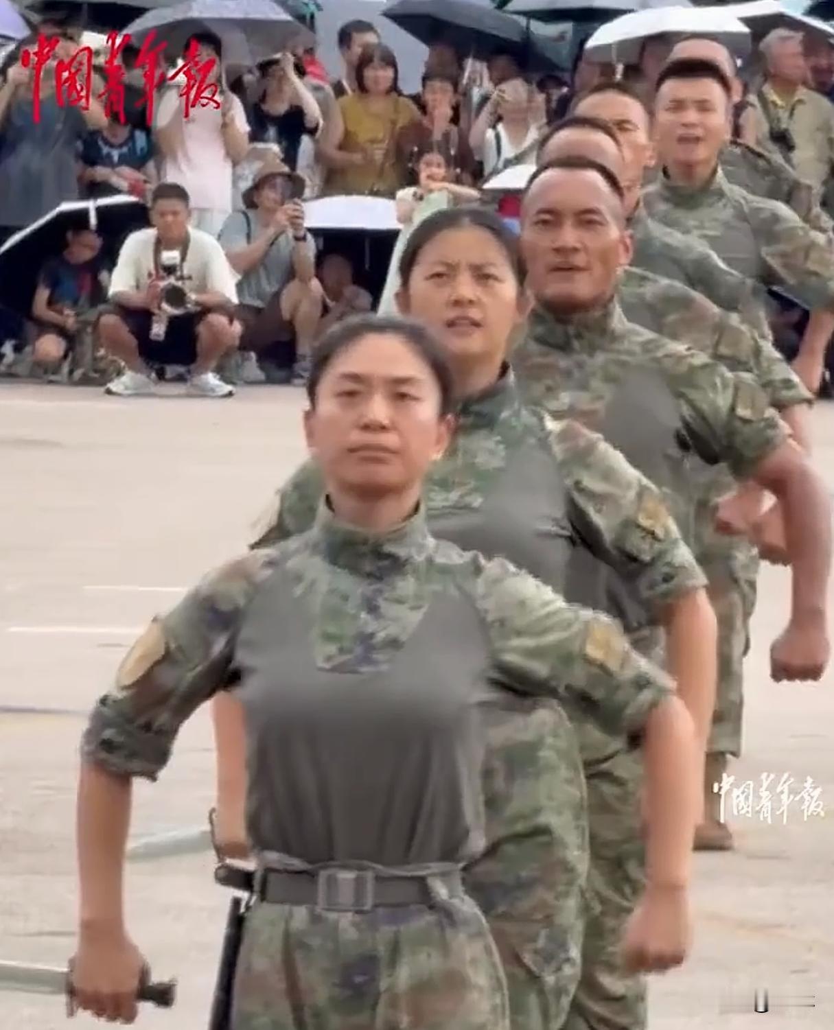 以后驻台湾部队也会这样。香港女兵展示格斗技，杀声震天骁勇无比近期解放军驻香港