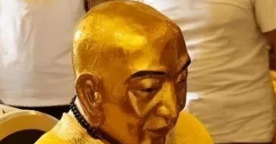 1996年，山西一位名叫李金锁的村民，在清扫佛像时，无意中将佛像上的泥皮碰掉了，