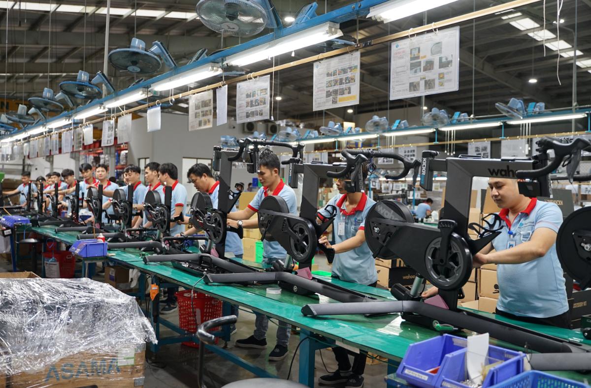 去年特朗普把对华关税拉到145%，不少企业以为“中国+1”是出路。结果一年半后，