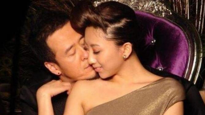 1996年，白雪宣布和杨坤分手，临别前，她扯下脖子上的项链递给杨坤，说道：“留个
