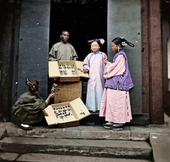 这张照片由苏格兰摄影师约翰·汤姆森于1871-1872年在北京拍摄，一位满族已婚