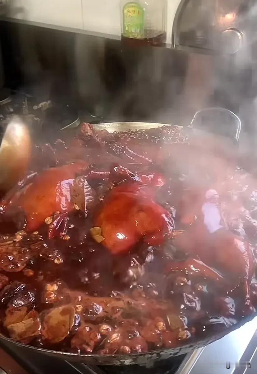 江苏苏州，女子到店里吃饭，坐等了四十分钟没有吃到自己点的菜，甚至后来的其他客人都