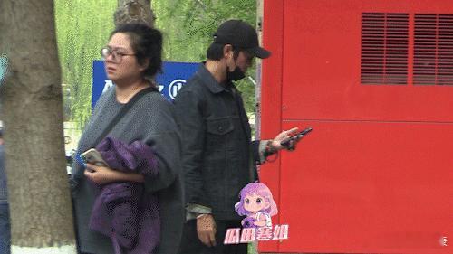 陈坤抽烟八卦媒体拍到陈坤乘车到咖啡厅门口，下车后陈坤嘴里叼着烟，和助理一起来到