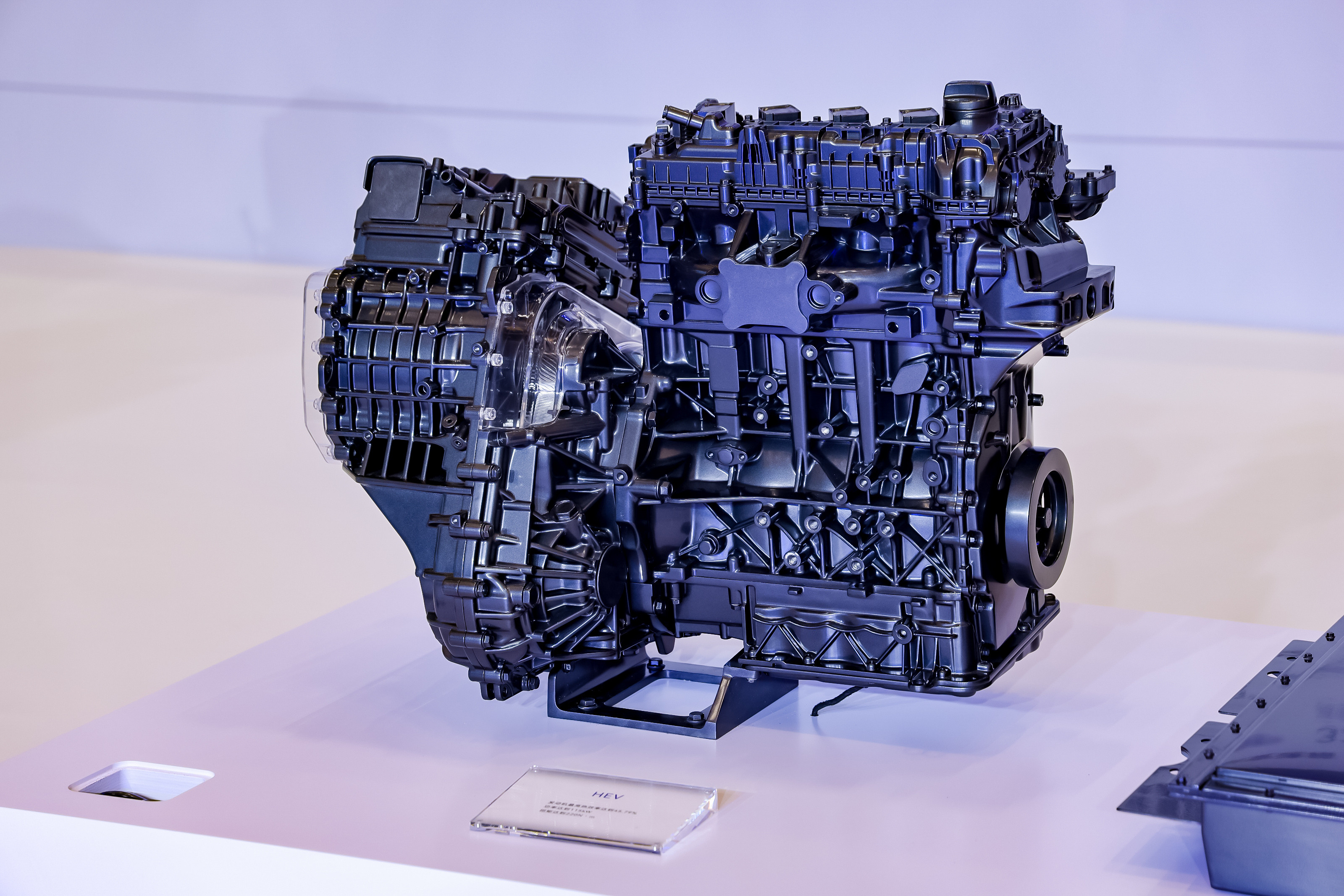 现在车企全都扎堆卷纯电，好像燃油车就该被慢慢淘汰，但奇瑞偏不这么走，靠着「中国新