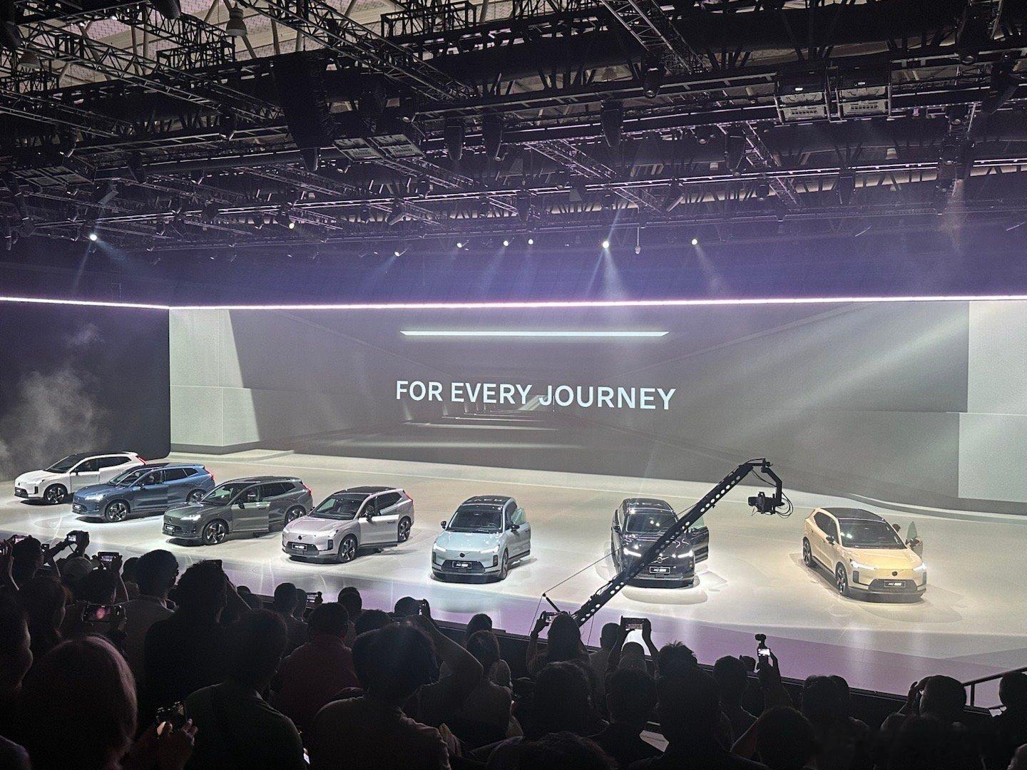 今天沃尔沃全新XC70上市了于柯鑫玩了一把北欧人的冷幽默：先公布了一个让现场足以