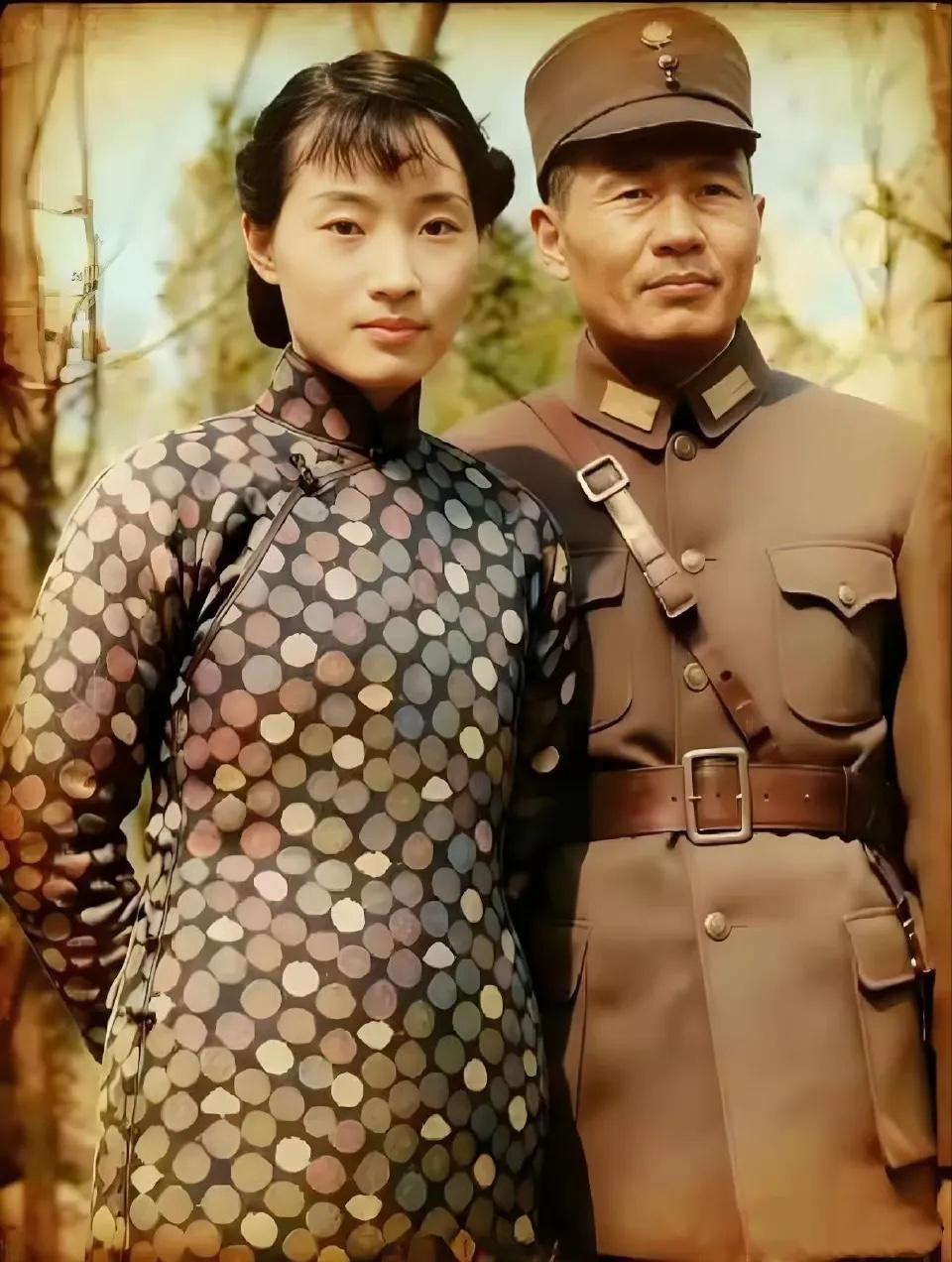 这是“西康王”刘文辉与三夫人杨蕴光的合影，刘文辉早年兵败侄儿刘湘后，退守雅安一带