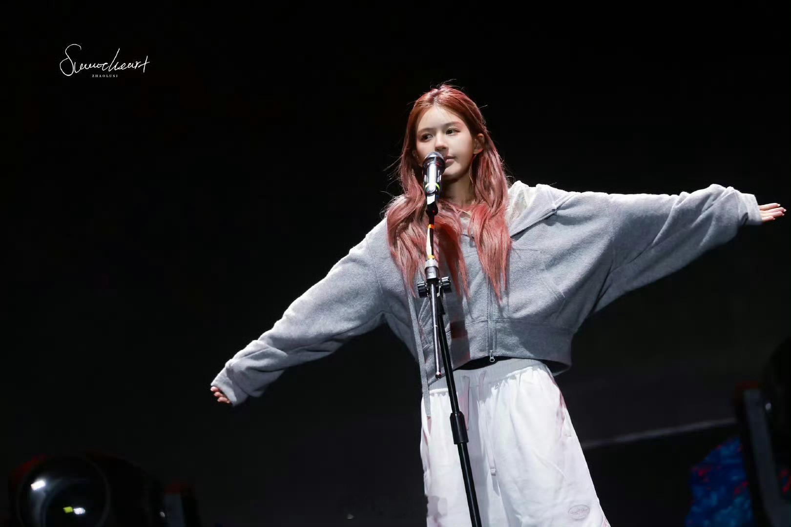 赵露思音乐节素颜彩排路透不愧是神颜女明星啊，赵露思在音乐节的彩排路透来了，素颜状
