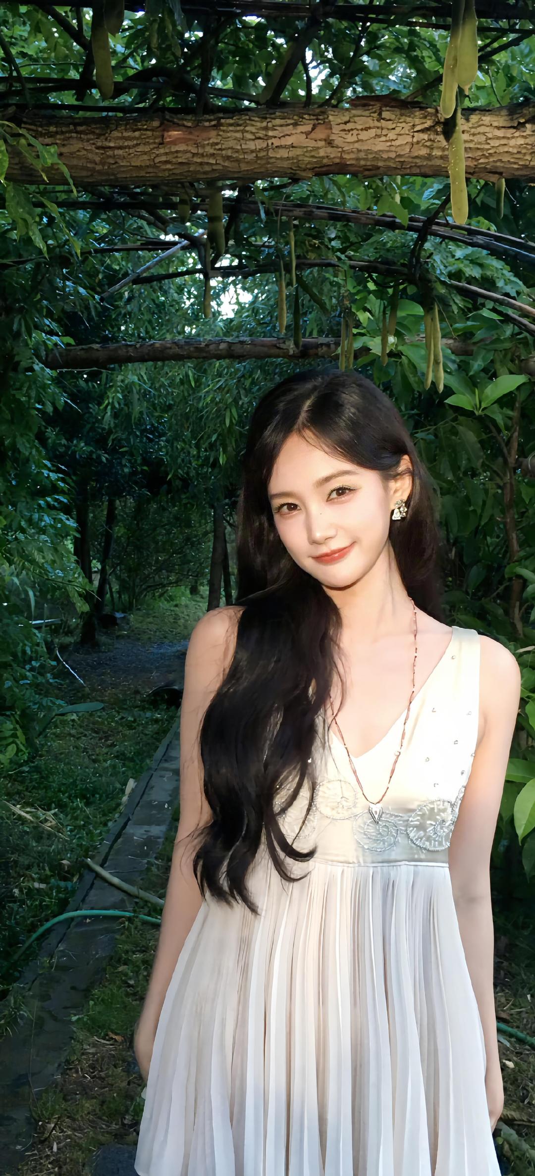 #李一桐用8公斤水杯喝水#李一桐用8公斤的哑铃水杯喝水，手臂肌肉都练出来了。我用手臂喝水，手臂只会酸