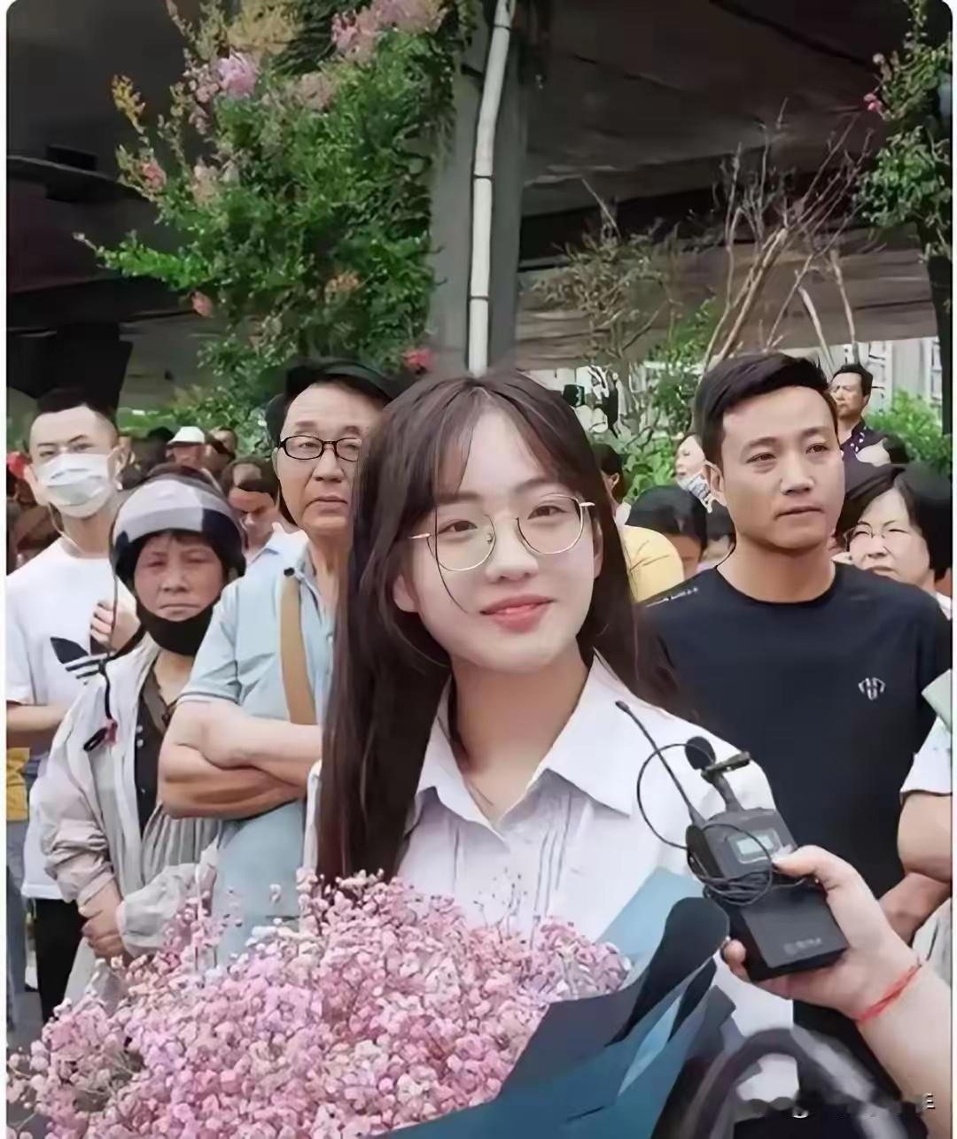 那些否认牢A三通一达说的润人们，先看看这两张图片。未出国前，她一切正常，还是家