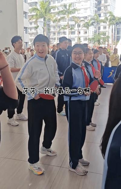 看孙颖莎的影响力，莎莎一上场，周围全是长枪短炮对准她，玩游戏时莎莎脆生生地说“