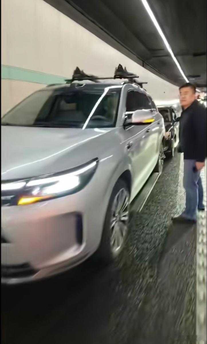 “不在界后？”隧道里有情况，问界M8触发AEB，后面问界M9、问界M7同样刹住了