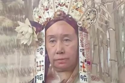 1895年的夏天，紫禁城的红墙裹着热浪，里面却飘出丝竹管弦。慈禧太后的60寿