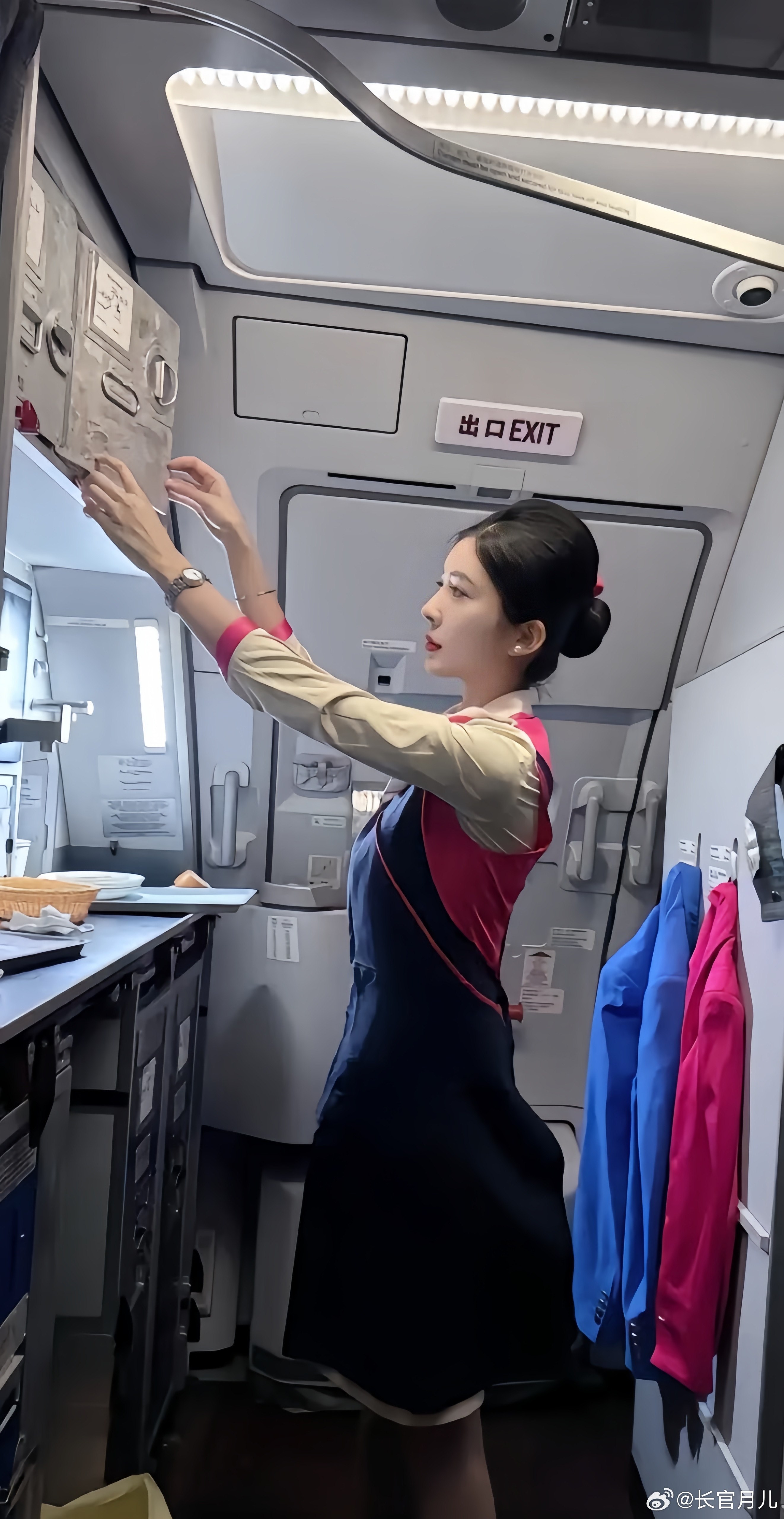 空姐的制服照，又美又飒。