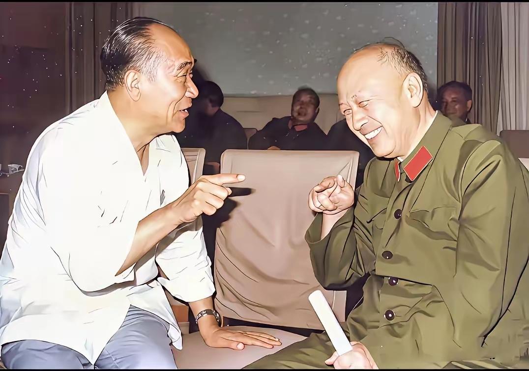 1975年，人民大会堂的人大会议上，相声大师侯宝林与钱学森意外同坐，休息时一番闲