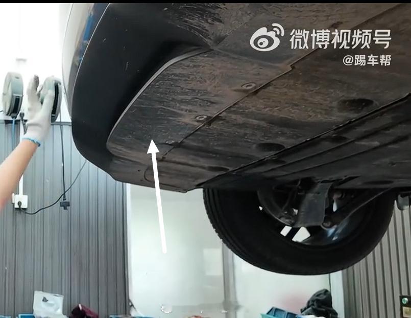 后导流板在夏老师的视频里看到L90的这个后扩散器设计是固定的然而，蔚来有个专利