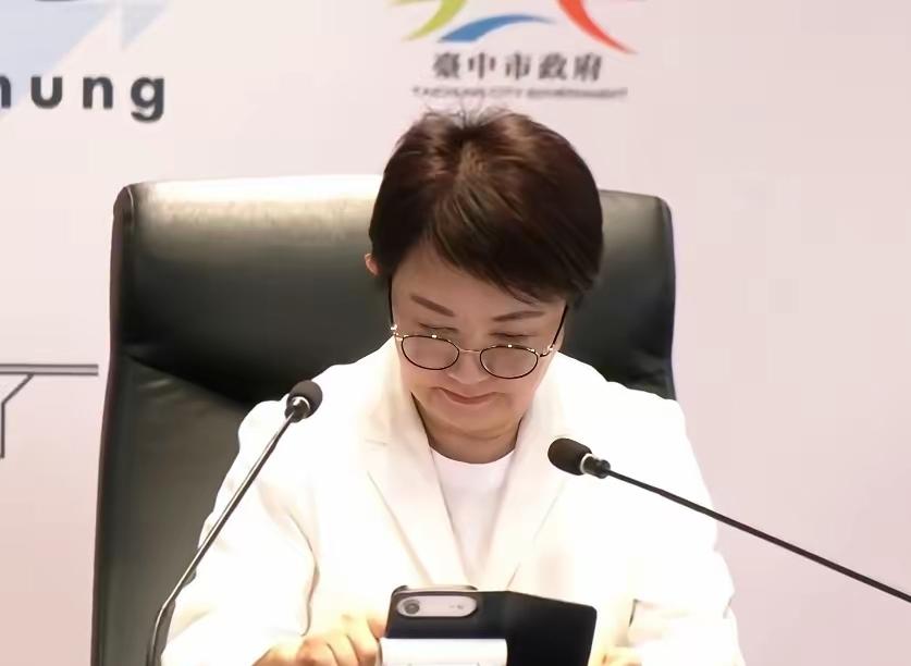 台中市长卢秀燕新造型亮相市政会议7月14日上午，台中市政会议在例行的节奏中展