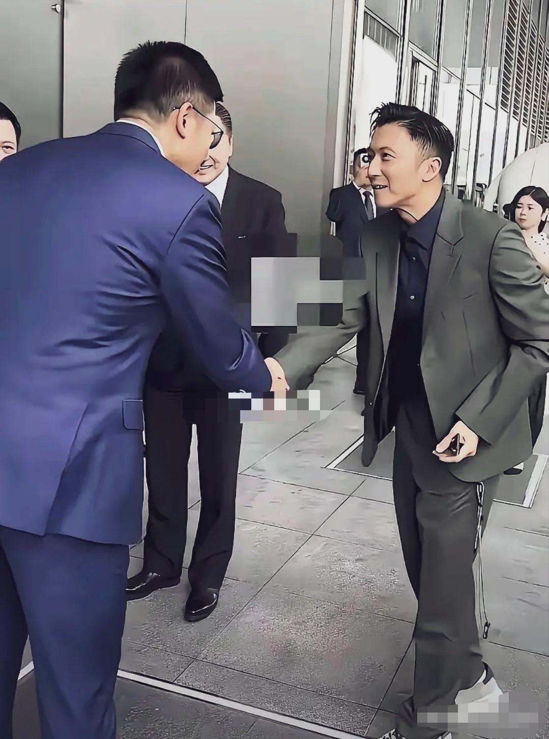 谢霆锋那有网上吹的那么帅，他不仅个子不高，头发稀疏，也日渐显老。