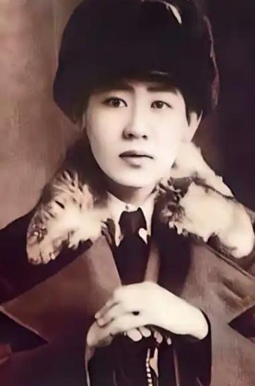 1924年，59岁的养父，爬上了18岁的川岛芳子的床，面对这个养育了她12年的男