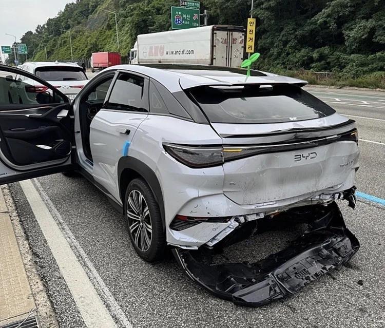 一辆韩国的比亚迪Sealion7中型纯电SUV在高速公路上被一辆现代Palis