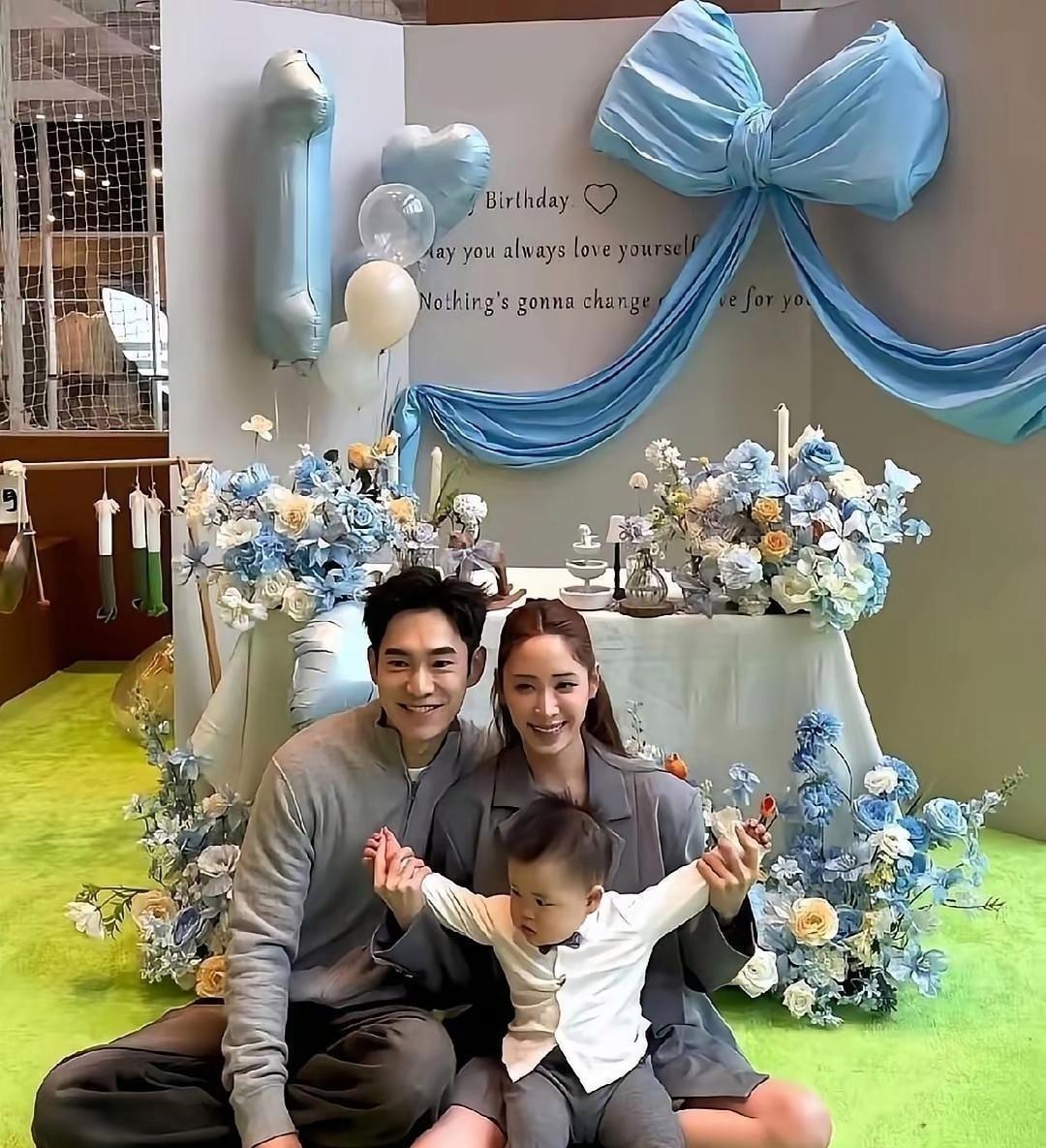 欧阳妮妮和张书豪的儿子张睦辰也太可爱了吧。小脸蛋肉嘟嘟的，眼睛又圆又亮，隔着屏幕