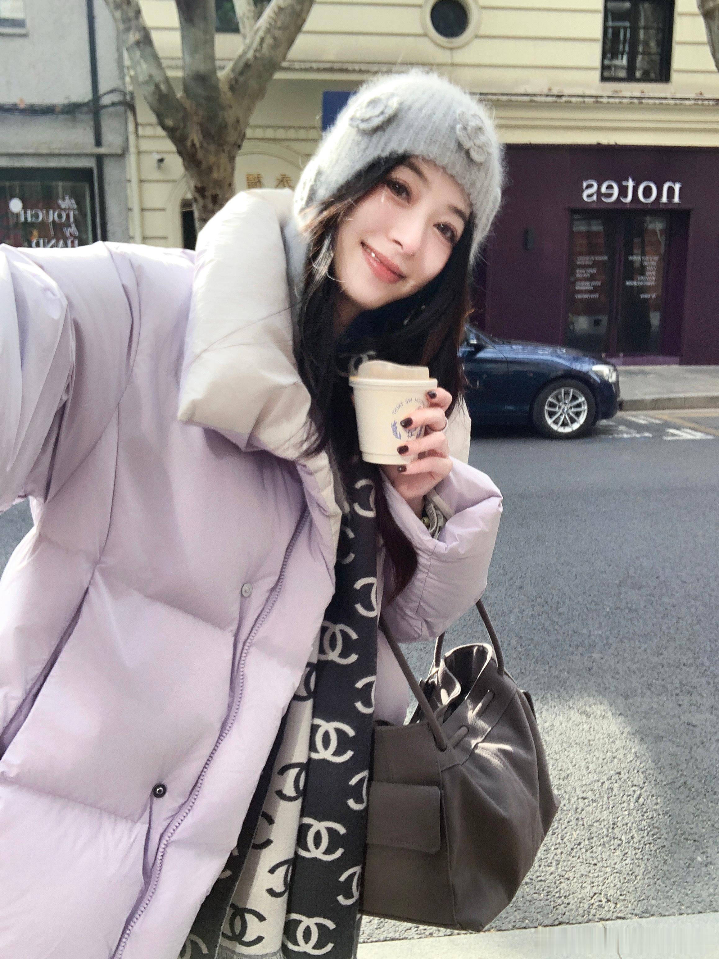 窗口的巧克力蛋糕突然递过来的时候感觉对面这位整个人在发光今日份工作能量😋🍫评