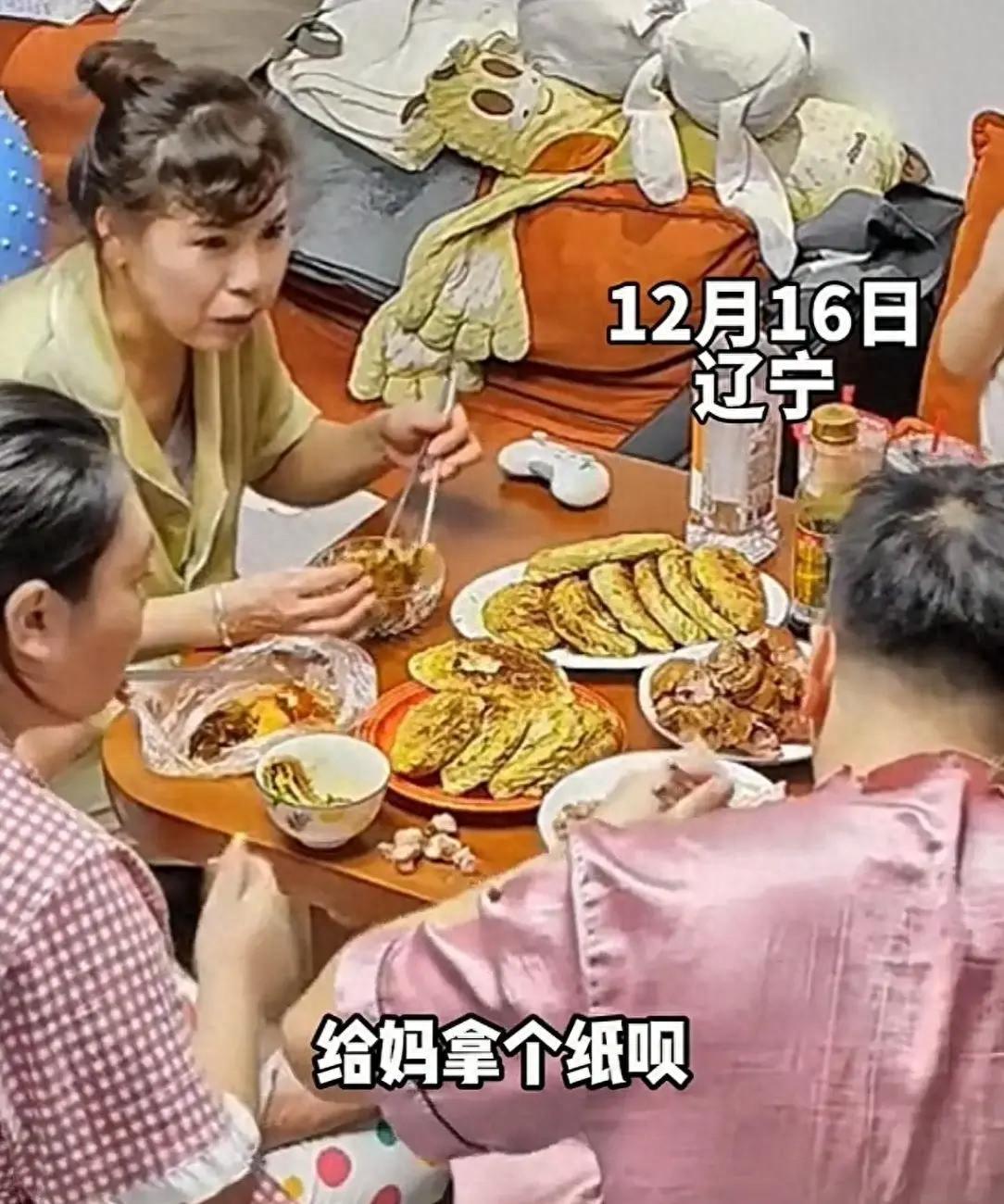 笑不活！辽宁一家人吃饭，老妈让儿子帮忙拿纸，儿子指使媳妇拿，媳妇怒怼：非要我拿干