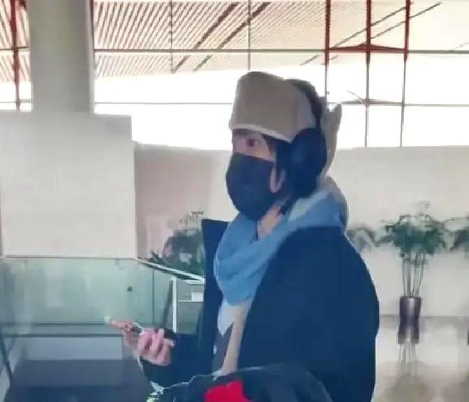 窦靖童又把机场穿成了热搜！网上直接炸了锅。有人说她这身oversize是
