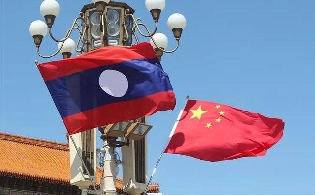 一个人口不足800万的内陆小国，接入中国电网之后，不但没有单纯掏钱买电，反而把自