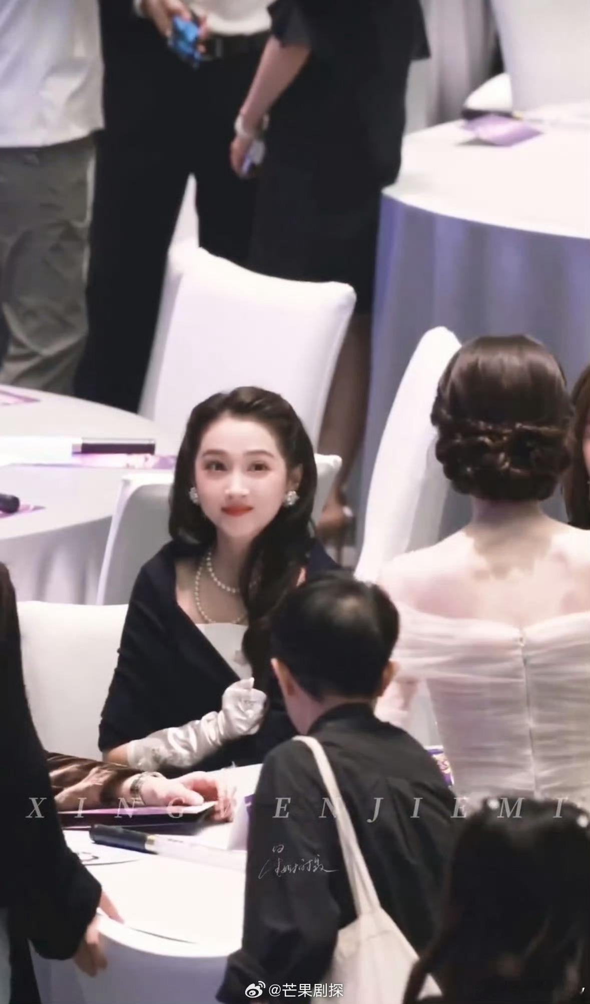 关晓彤看娜扎的眼神里全是欣赏关晓彤对着娜扎挑眉打招呼一眼就被这个镜头戳到，关晓彤