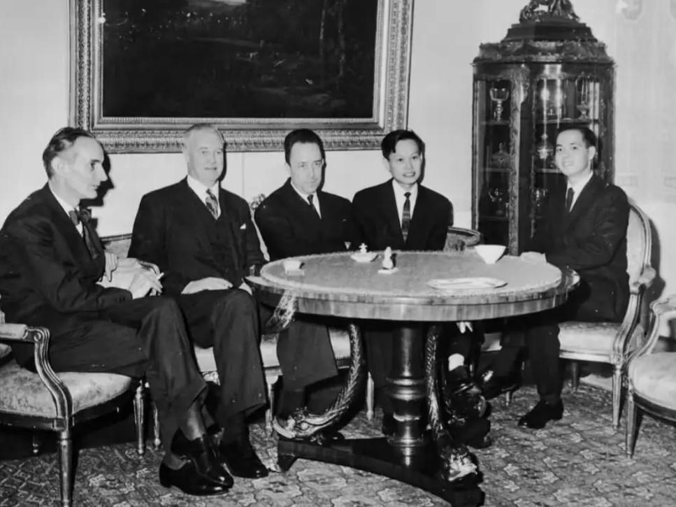 1957年是杨振宁、李政道因“弱相互作用中宇称不守恒”共同获得诺贝尔物理学奖，这