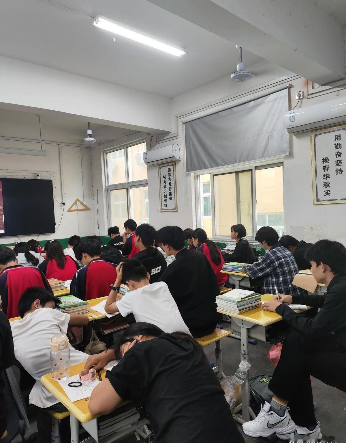 “县管校聘”这四个字，听着是盘活教育资源的大好事。但对很多一线老师来说，它更像