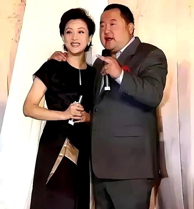 杨澜当年为啥看上吴征？好多人想不通。拉斯维加斯电子展上，59岁的吴征两鬓斑白