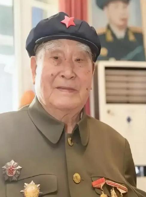 1943年，八路军政委秦光腰部中弹，两个汉奸走到了他身边要补刀。秦光低声说了一句
