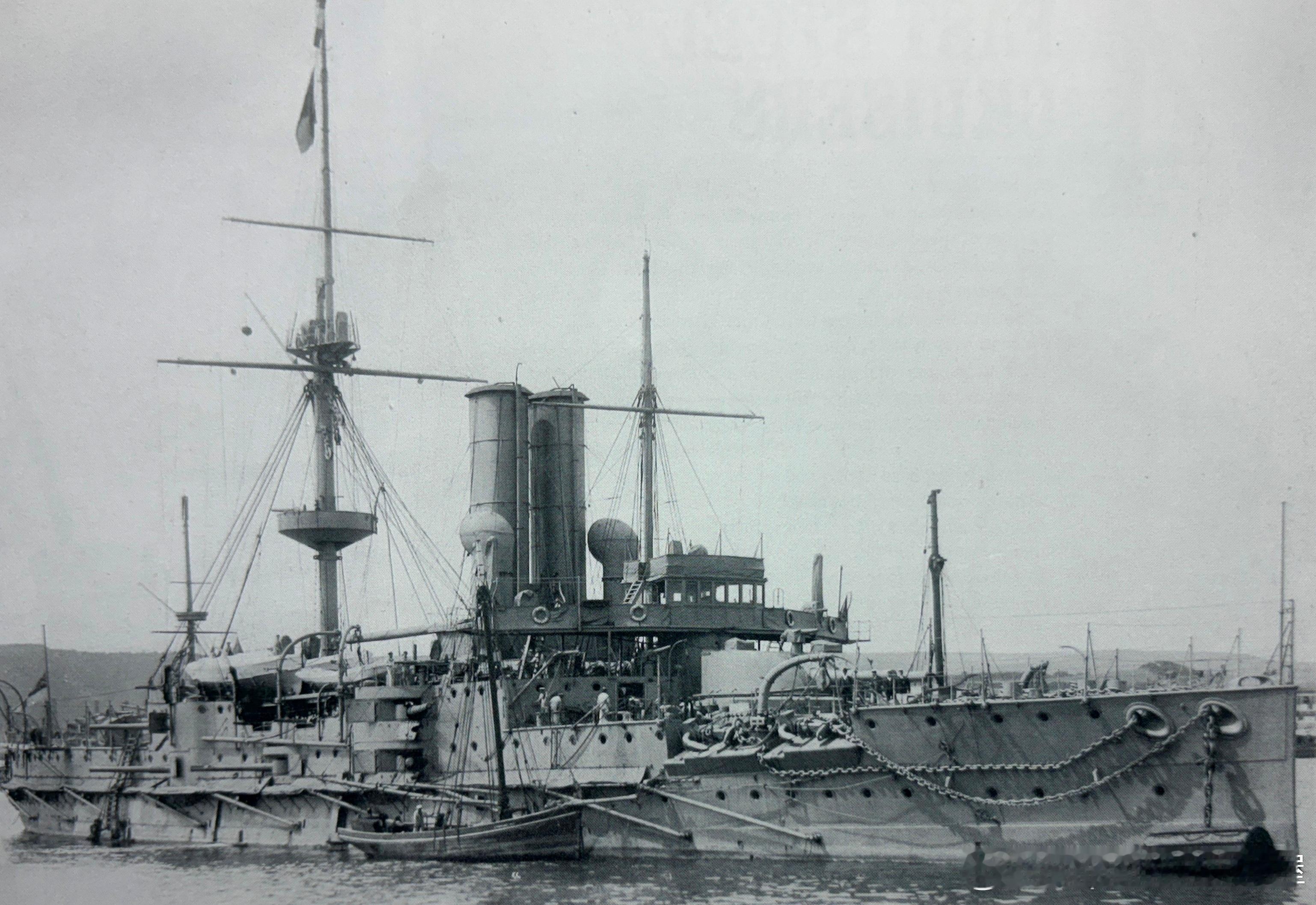 1894年7月18日服役的英国HMSBarfleur“巴弗勒尔”号战列舰。排水