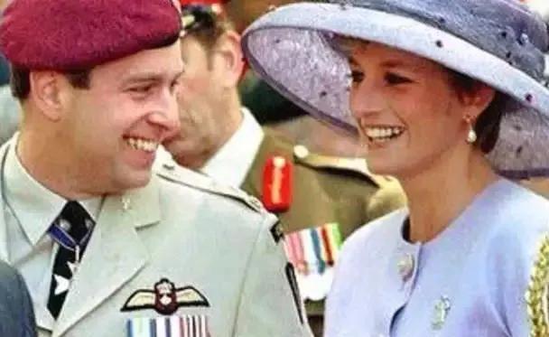 当年不知安德鲁王子和戴安娜聊了些什么，戴安娜笑得像个孩子般。安德鲁王子看起来不像
