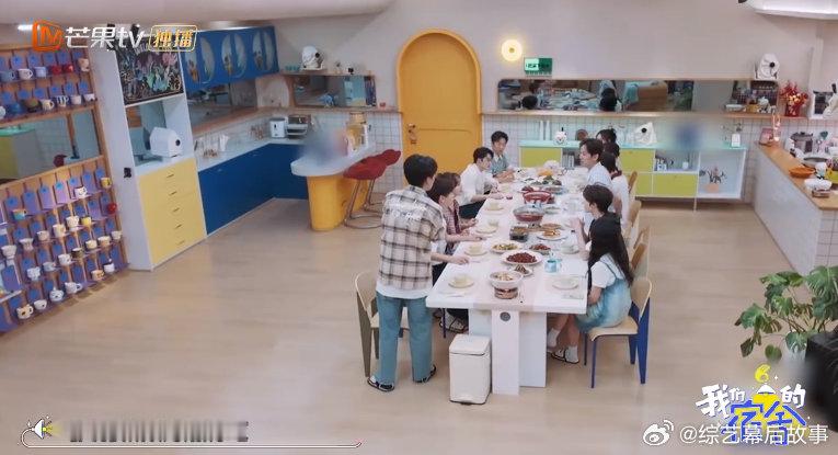 姜妍来宿舍开火做饭了我们的宿舍香飘四溢！何炅疯狂打call，全员起哄姜妍做饭
